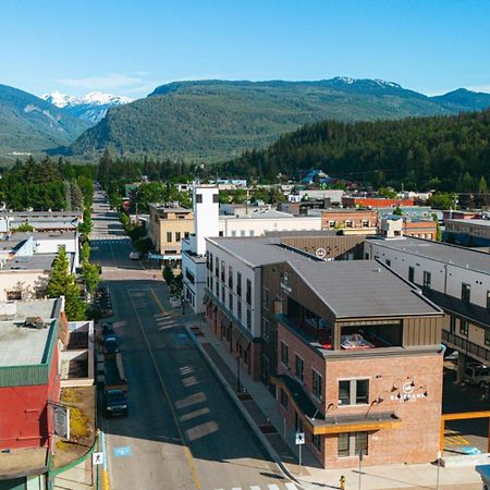 Basecamp Suites Revelstoke Buitenkant foto