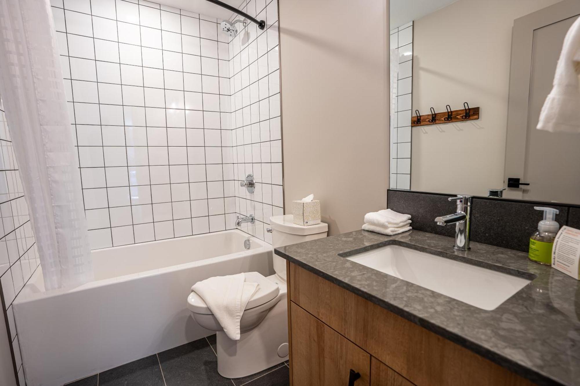Basecamp Suites Revelstoke Buitenkant foto